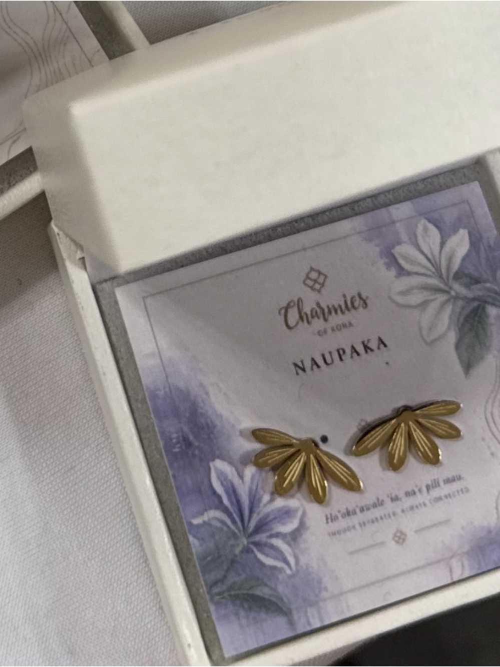 Gold Naupakā Leaf Stud Earrings